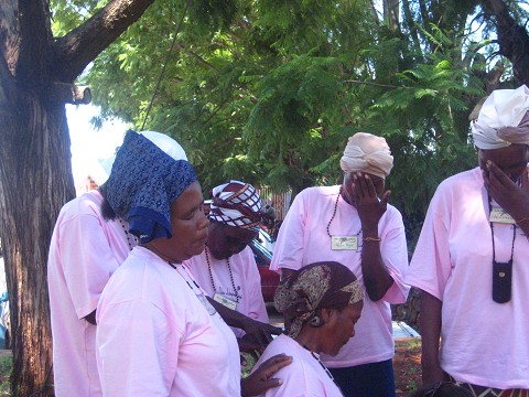 Swazi women praying 1